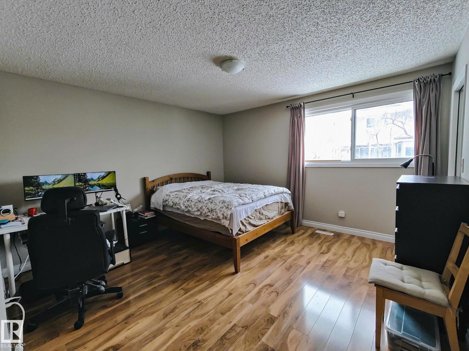 Photo 15 of 10420 18 Av Nw, Edmonton AB