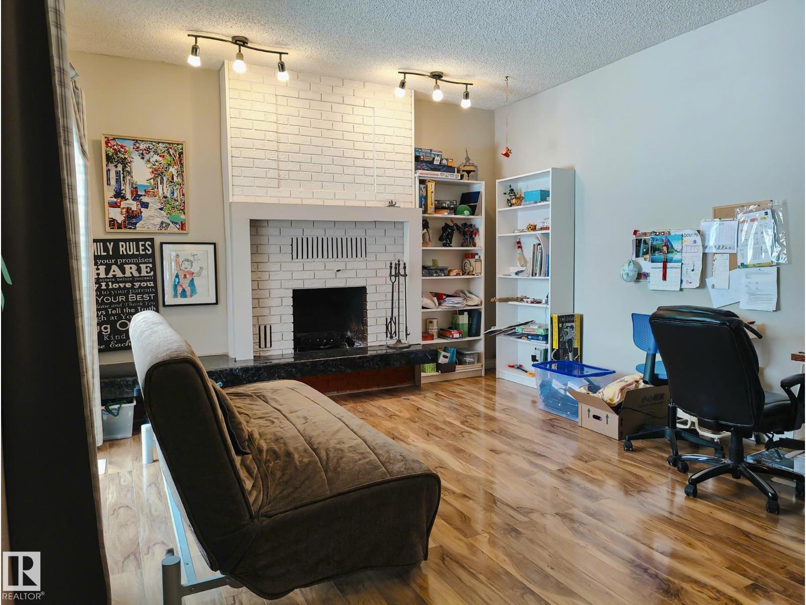 Photo 10 of 10420 18 Av Nw, Edmonton AB