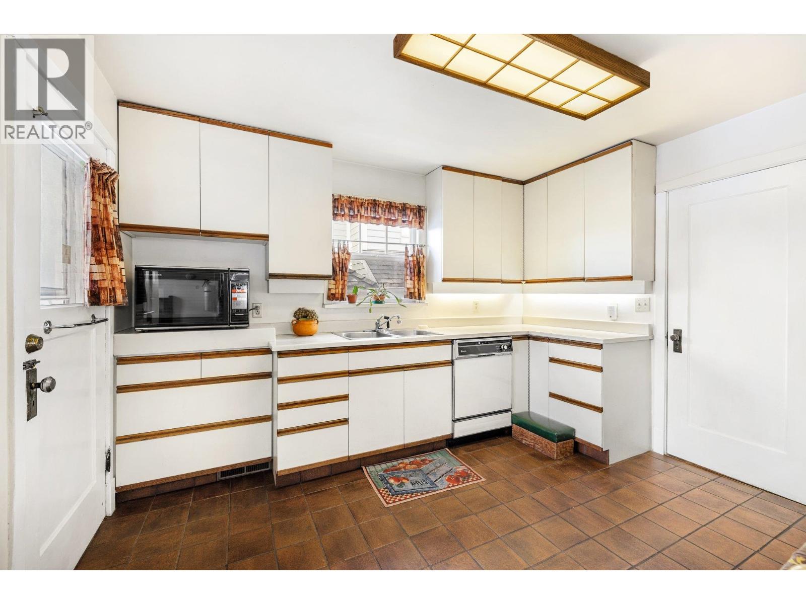 Photo 10 of 2039 Creelman Avenue, Vancouver BC