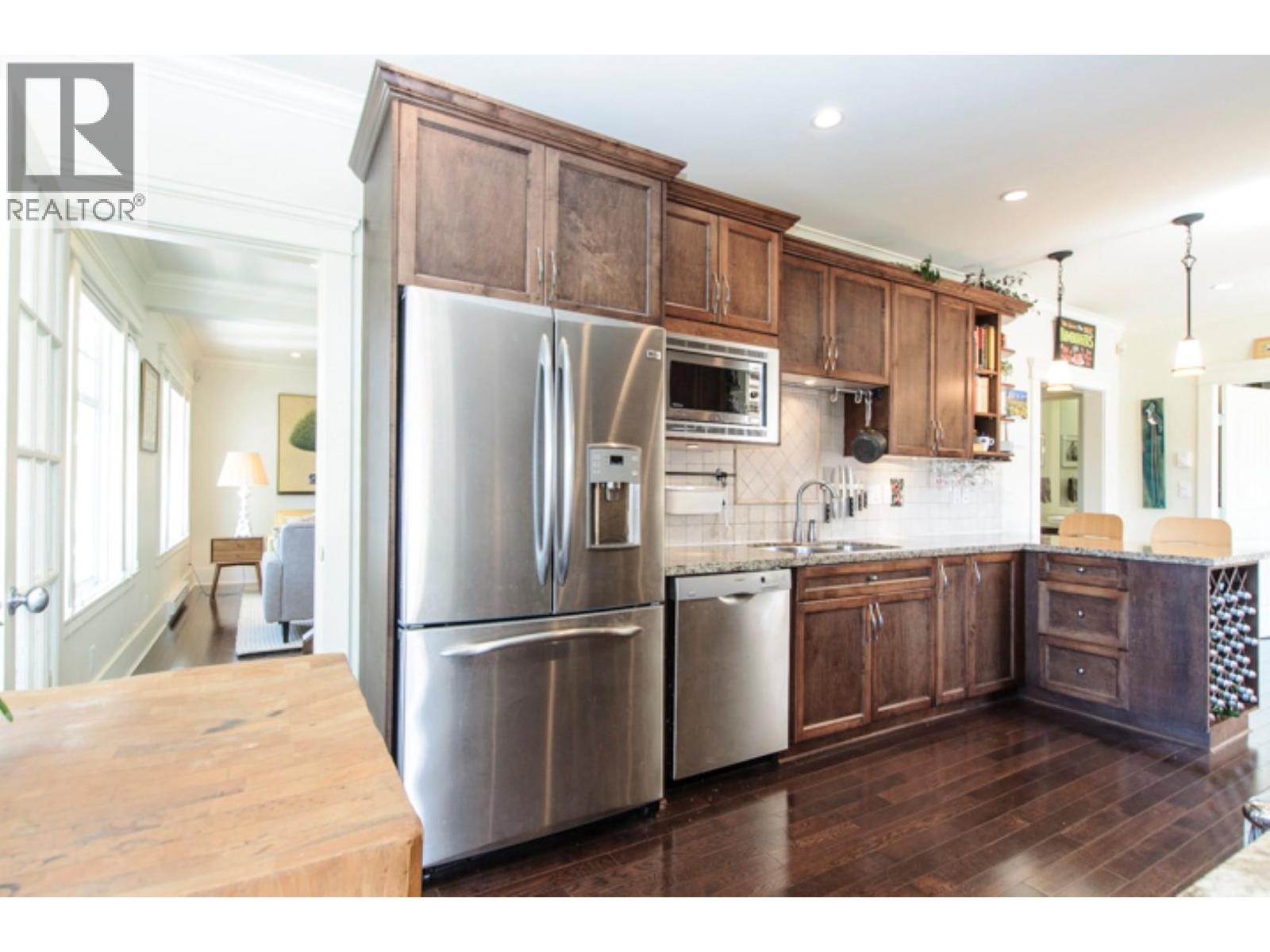 Photo 3 of 196 W 18th Avenue, Vancouver BC