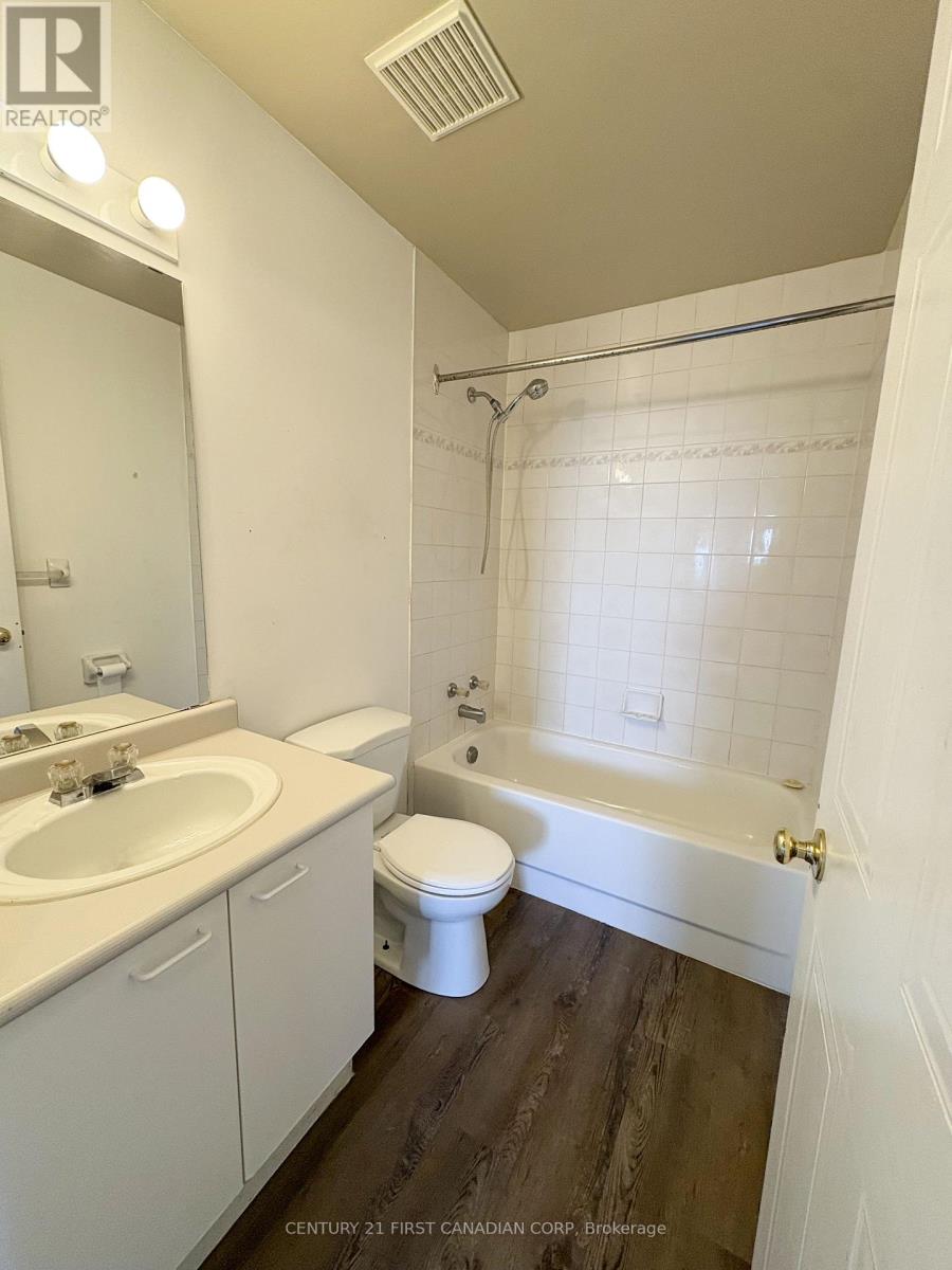 Photo 3 of 902 30 Chapman Court, London North ON