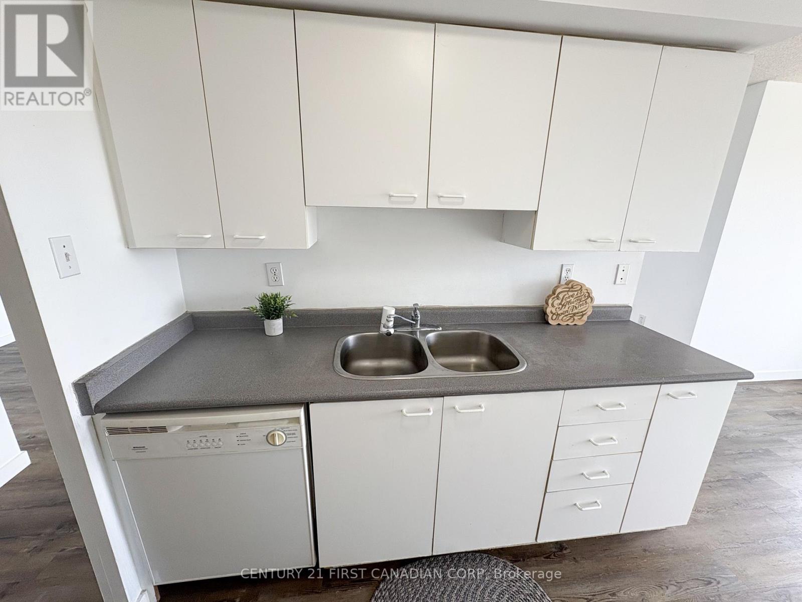 Photo 9 of 902 30 Chapman Court, London North ON