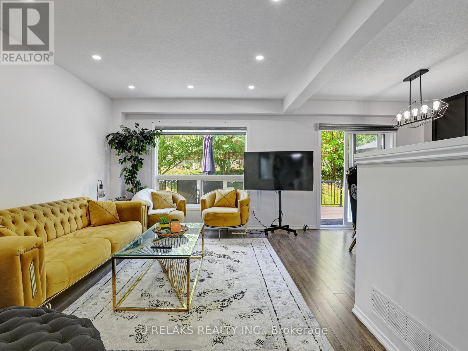 Photo 14 of 209 Briarmeadow Drive, Kitchener ON