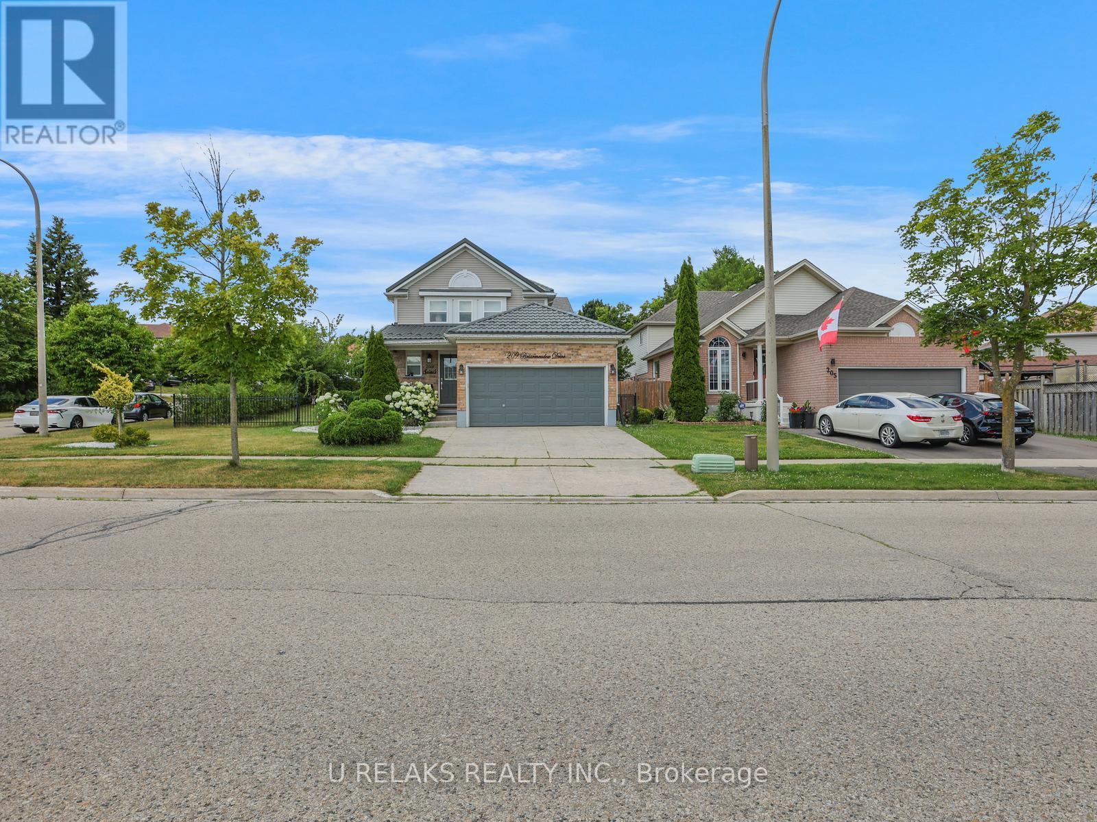Photo 2 of 209 Briarmeadow Drive, Kitchener ON