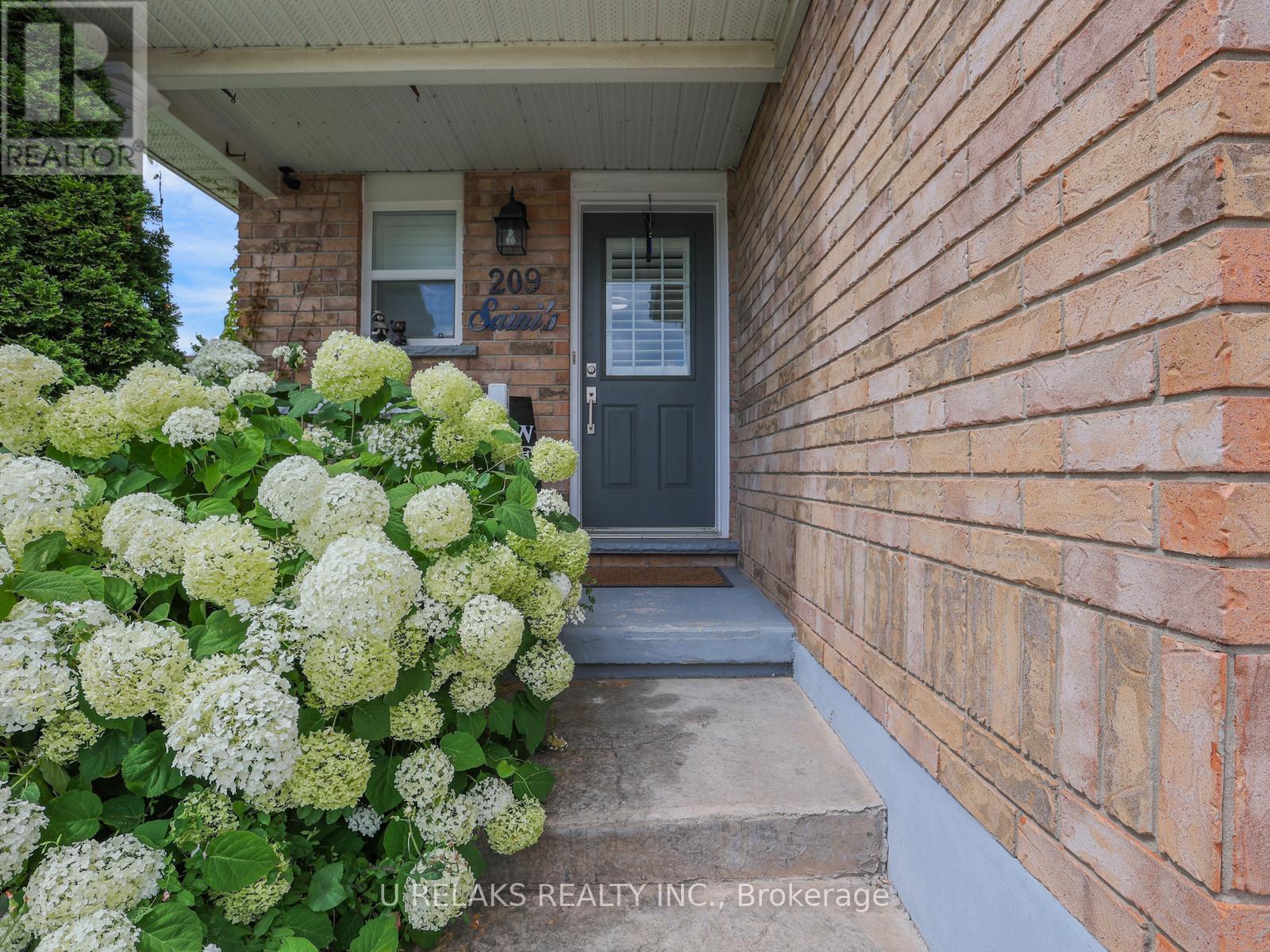 Photo 3 of 209 Briarmeadow Drive, Kitchener ON