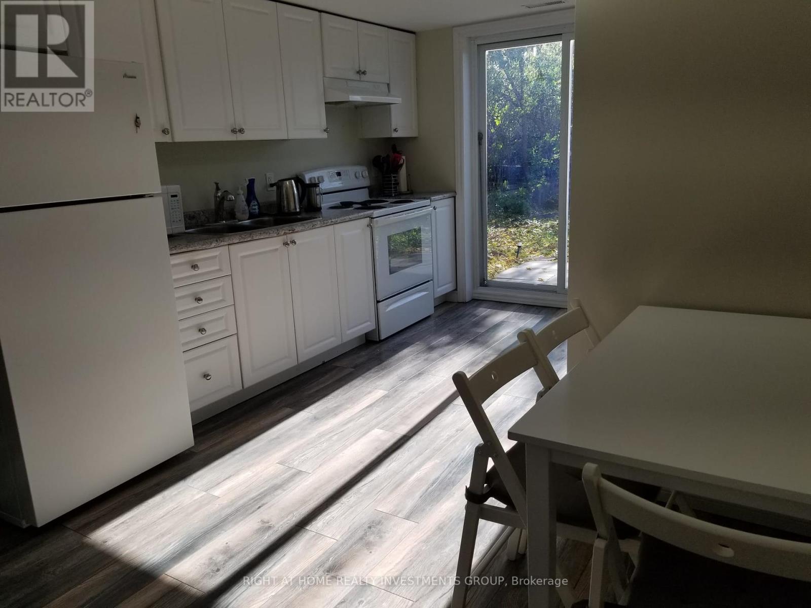 Photo 2 of 15 B Cundles Road E, Barrie ON