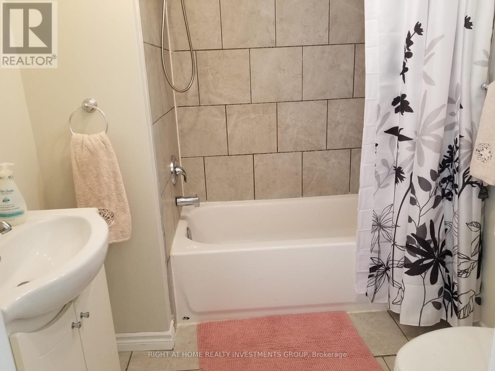 Photo 4 of 15 B Cundles Road E, Barrie ON