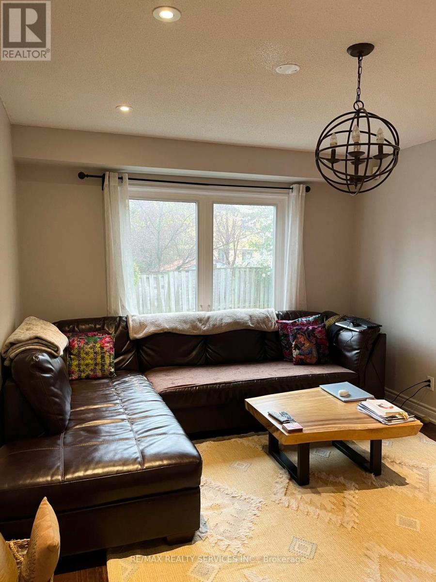 Photo 3 of Upper 3192 Chamberlain Court, Mississauga ON