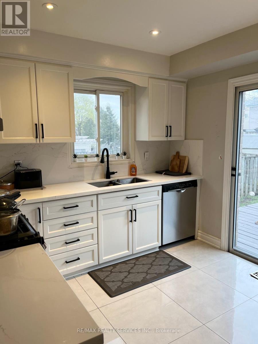 Photo 4 of Upper 3192 Chamberlain Court, Mississauga ON