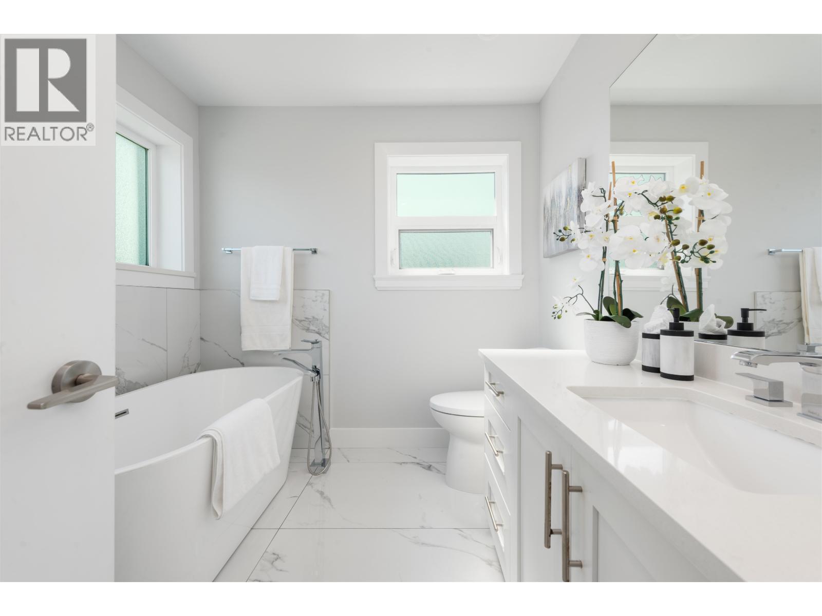 Photo 21 of 5318 Prince Edward Street, Vancouver BC