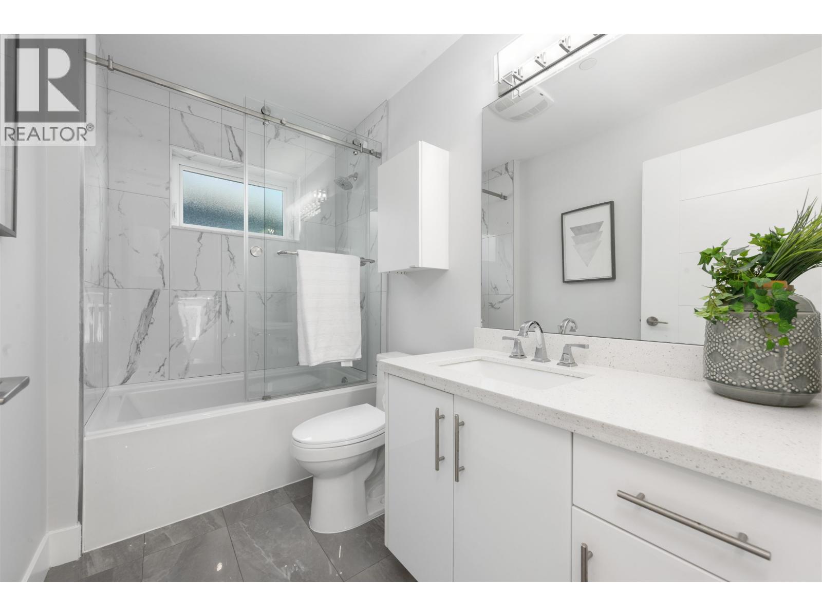 Photo 25 of 5318 Prince Edward Street, Vancouver BC