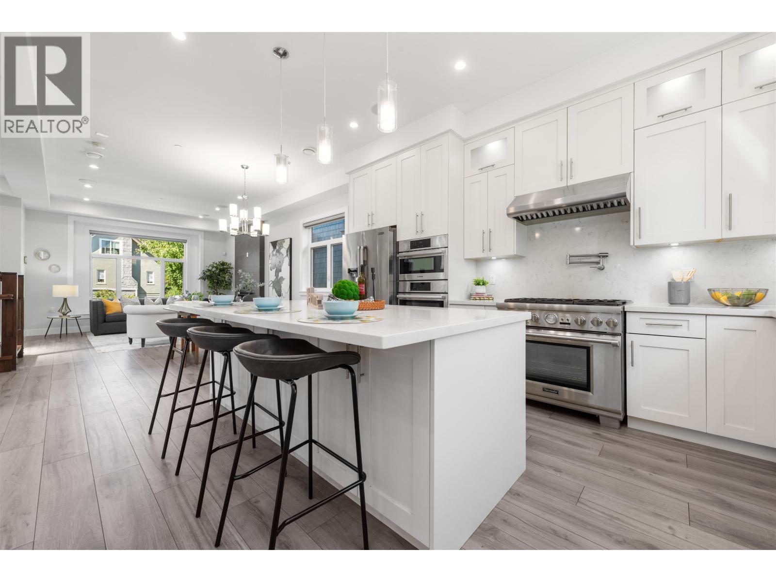 Photo 9 of 5318 Prince Edward Street, Vancouver BC