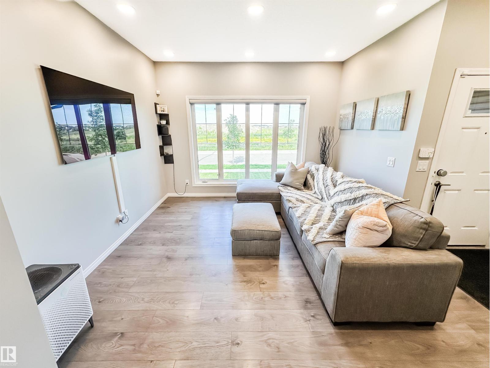 Photo 5 of 17484 76 St Nw, Edmonton AB