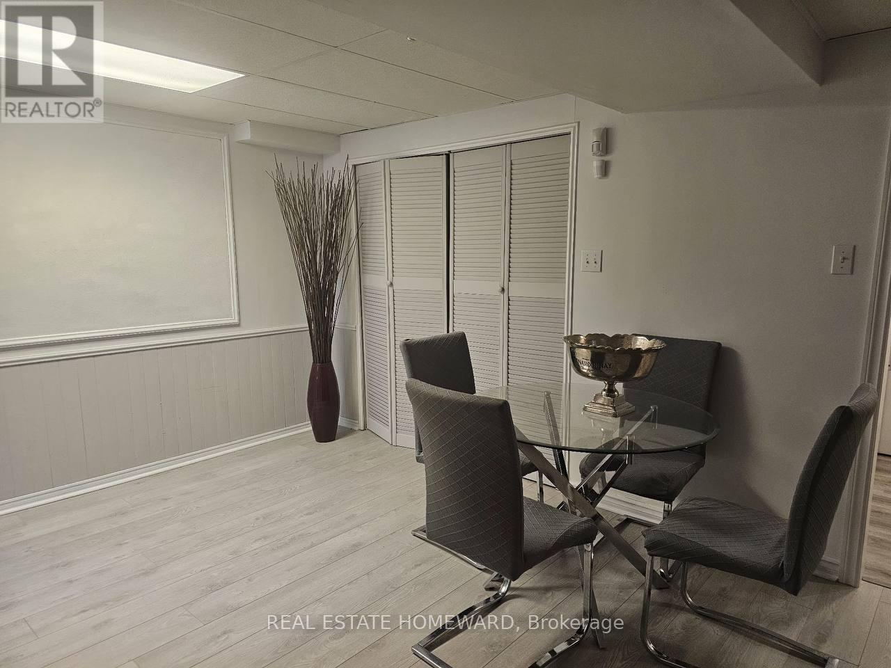 Photo 7 of W O 10 Charing Crescent, Aurora ON