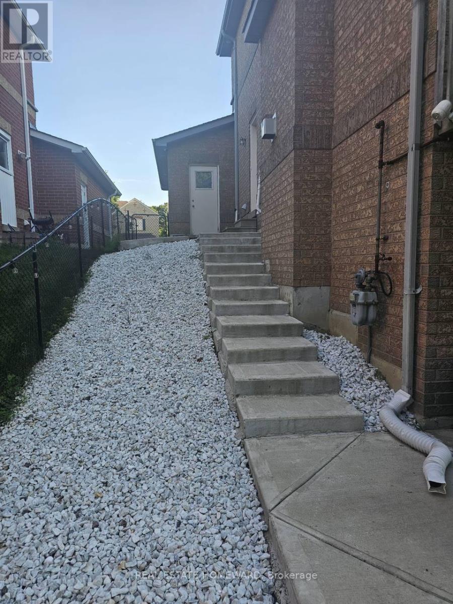 Photo 9 of W O 10 Charing Crescent, Aurora ON