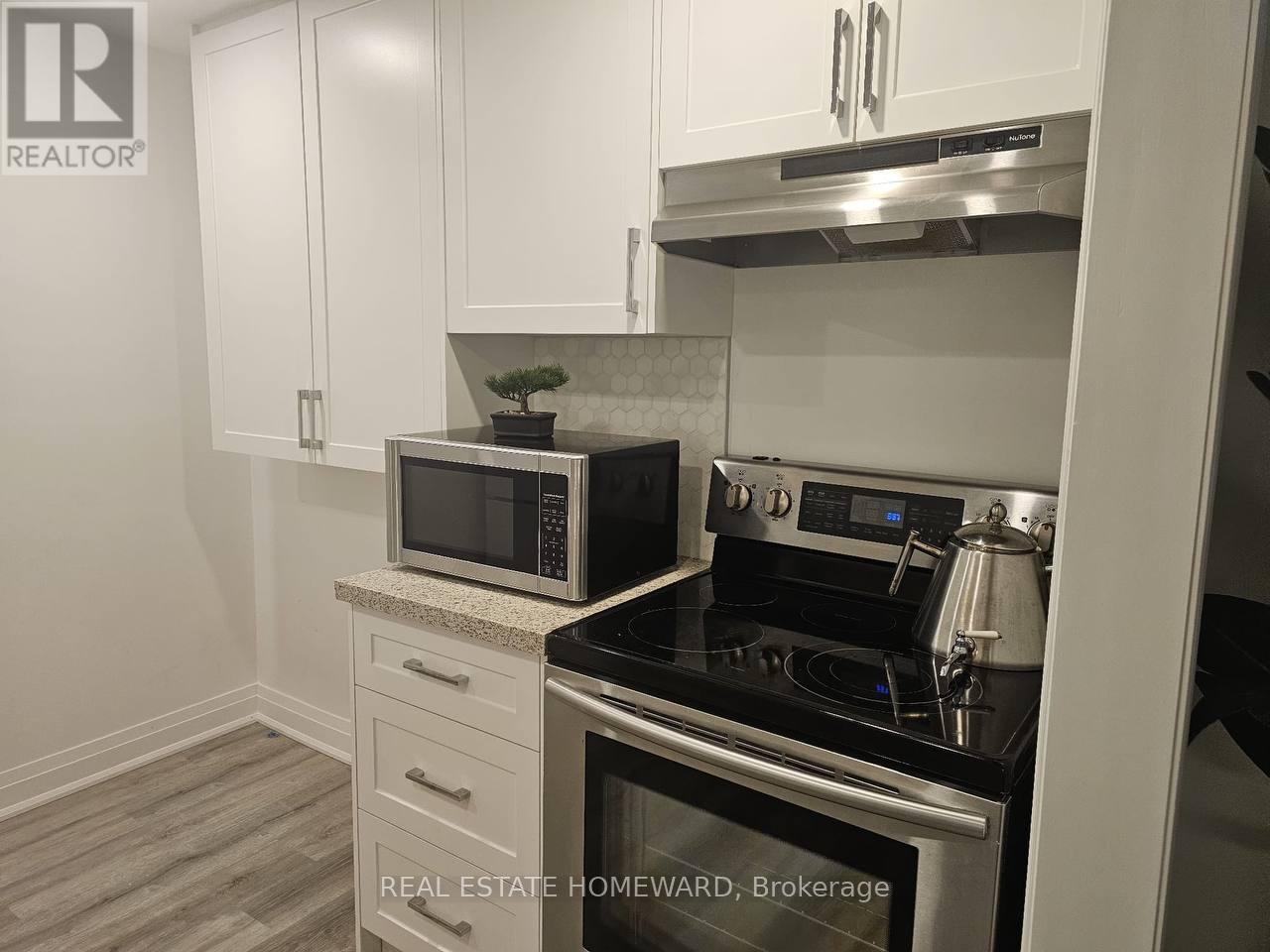 Photo 13 of W O 10 Charing Crescent, Aurora ON