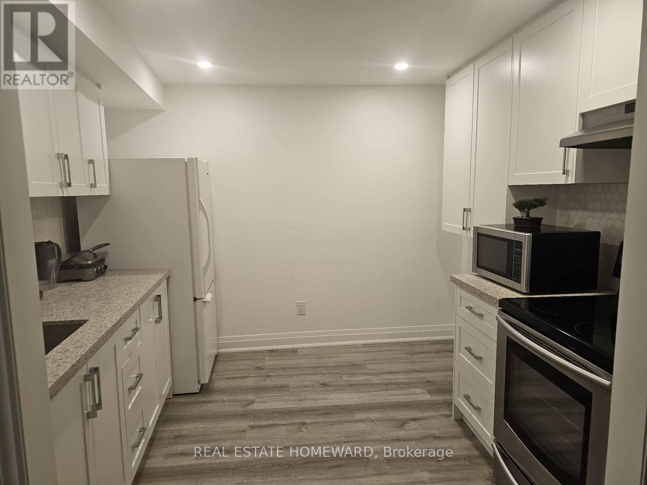 Photo 8 of W O 10 Charing Crescent, Aurora ON