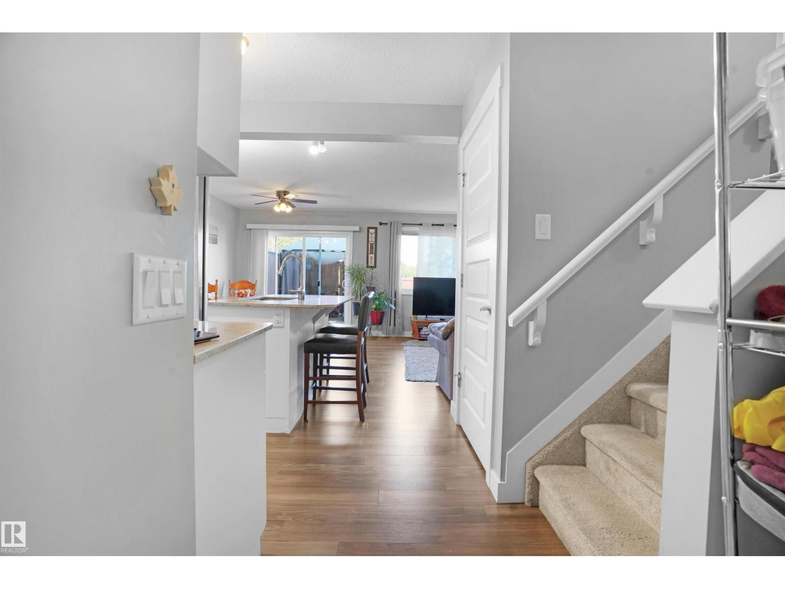 Photo 2 of 9835 217 St Nw, Edmonton AB