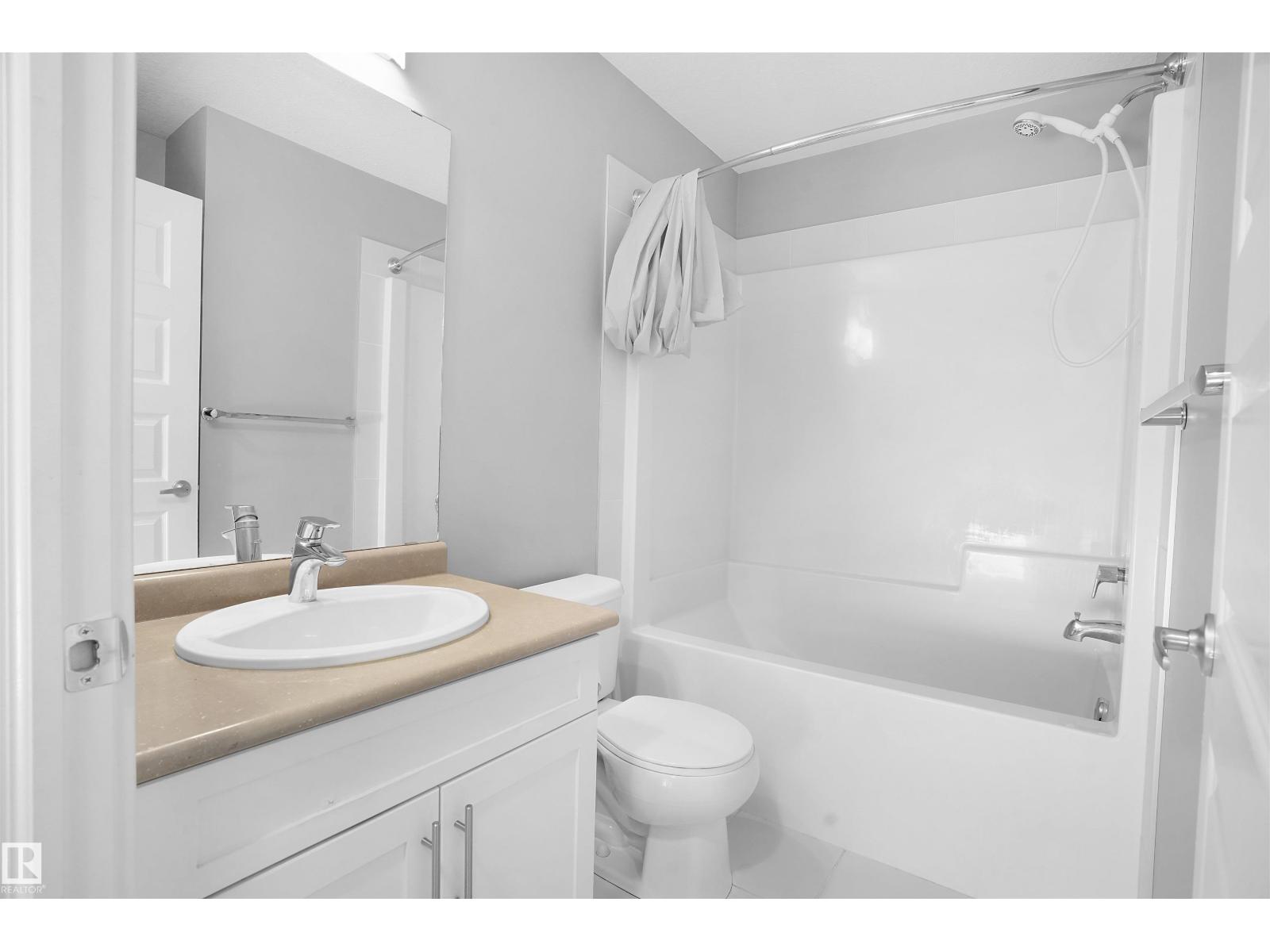 Photo 13 of 9835 217 St Nw, Edmonton AB