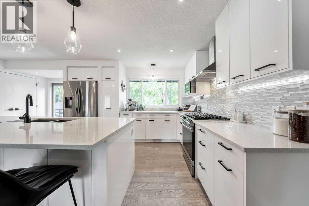 Photo 4 of 976 Canaveral Crescent Sw, Calgary AB
