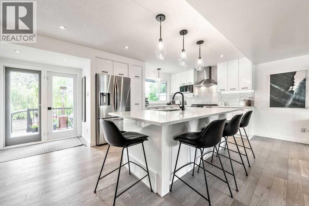 Photo 5 of 976 Canaveral Crescent Sw, Calgary AB