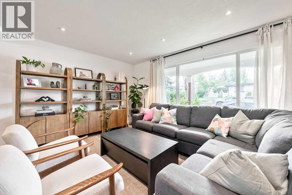 Photo 9 of 976 Canaveral Crescent Sw, Calgary AB