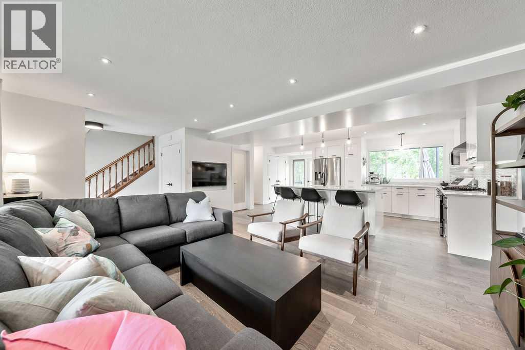 Photo 10 of 976 Canaveral Crescent Sw, Calgary AB