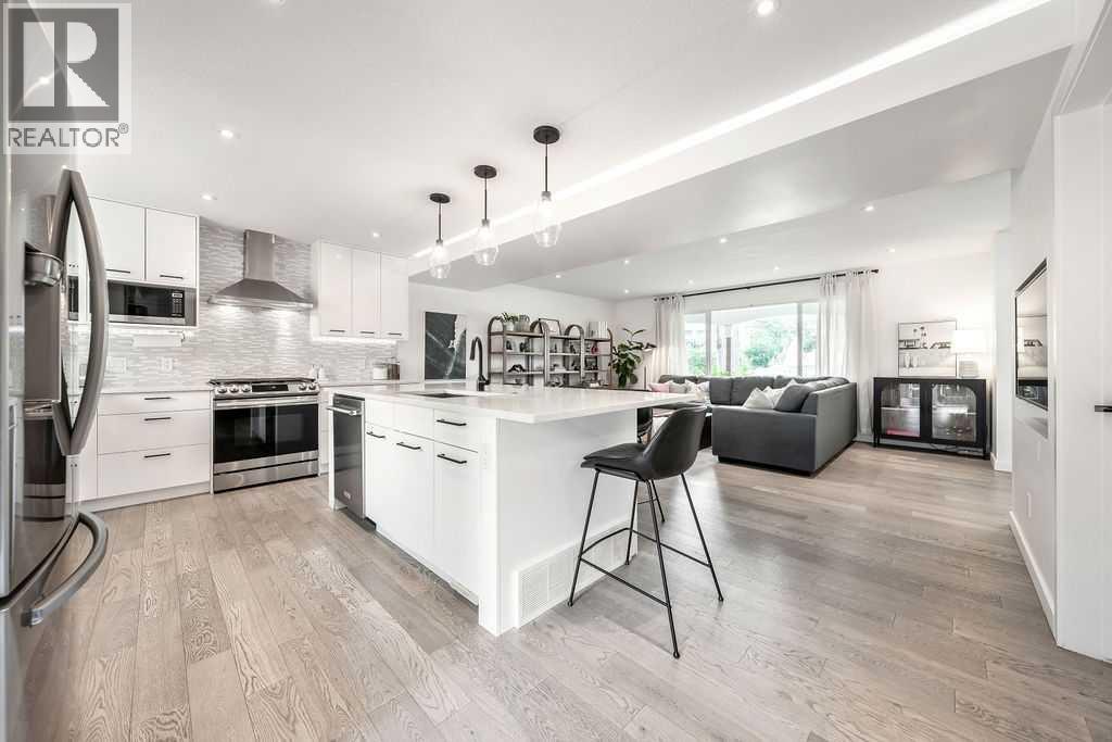 Photo 3 of 976 Canaveral Crescent Sw, Calgary AB