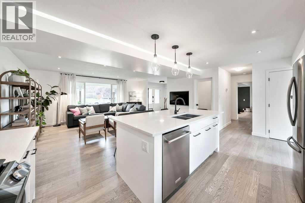 Photo 7 of 976 Canaveral Crescent Sw, Calgary AB