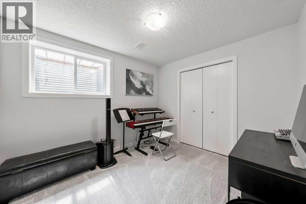 Photo 31 of 976 Canaveral Crescent Sw, Calgary AB
