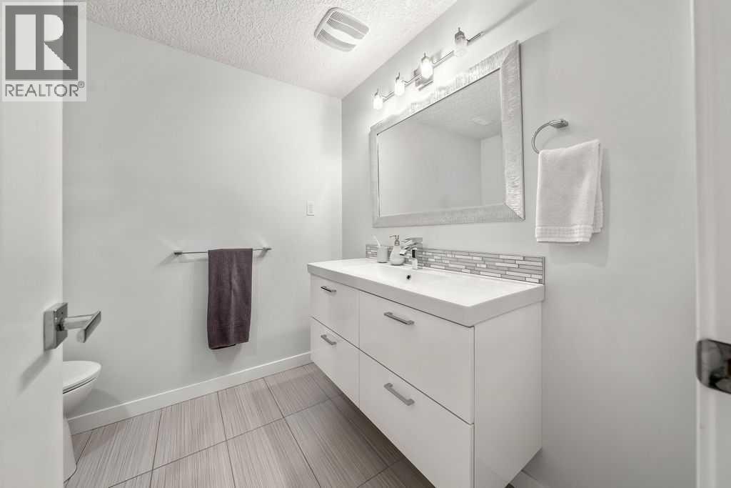Photo 32 of 976 Canaveral Crescent Sw, Calgary AB