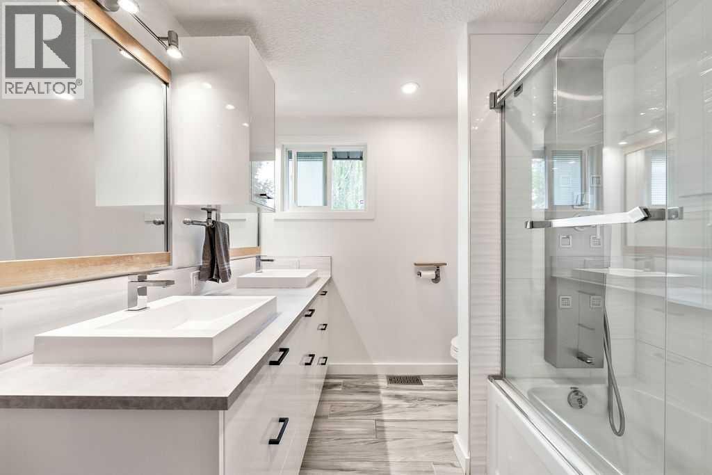 Photo 23 of 976 Canaveral Crescent Sw, Calgary AB