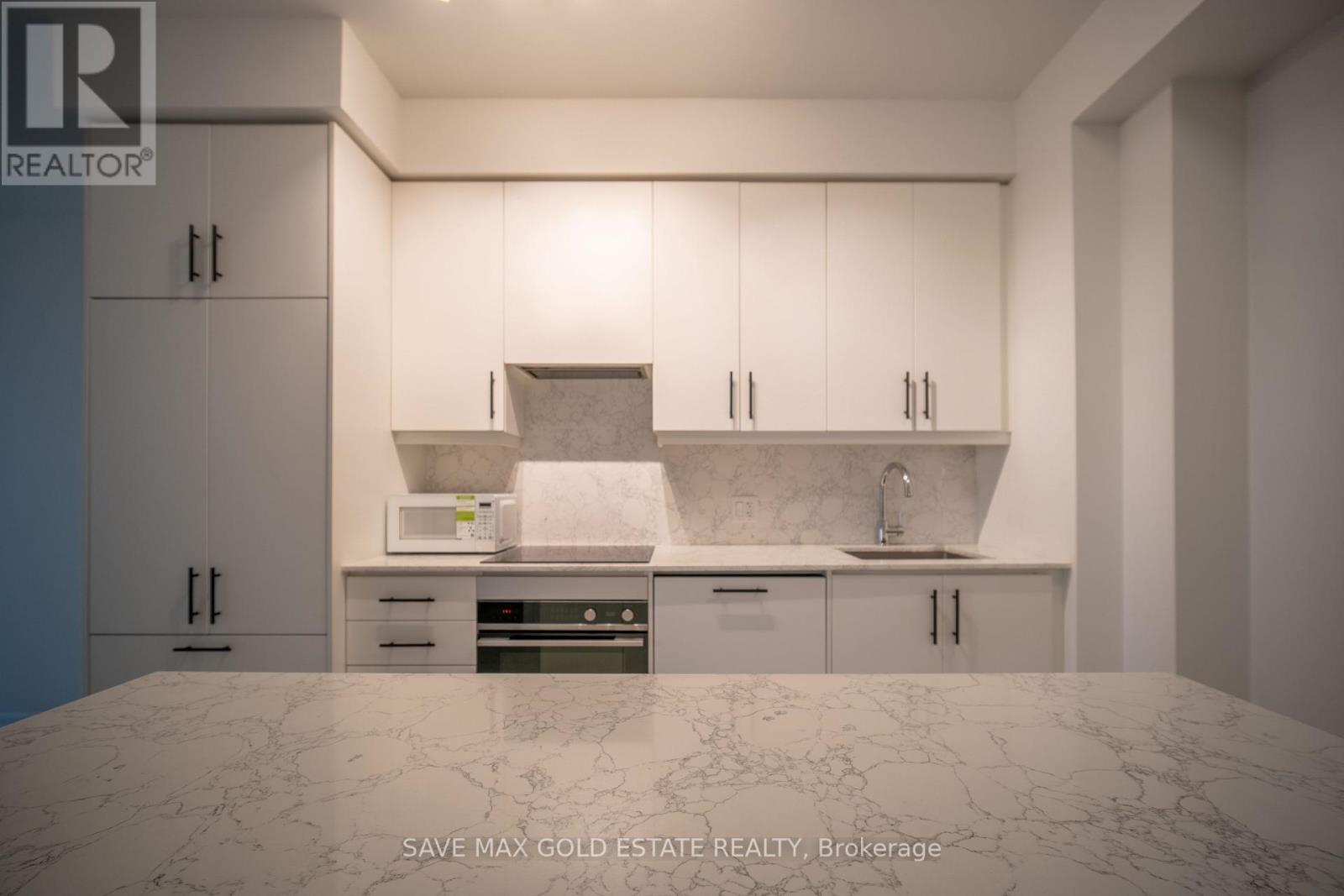 Photo 3 of 809 30 Elm Drive W, Mississauga ON