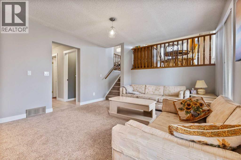 Single Family House 4 Level for Sale in  Edgebyne Crescent NW Edgemont Calgary 