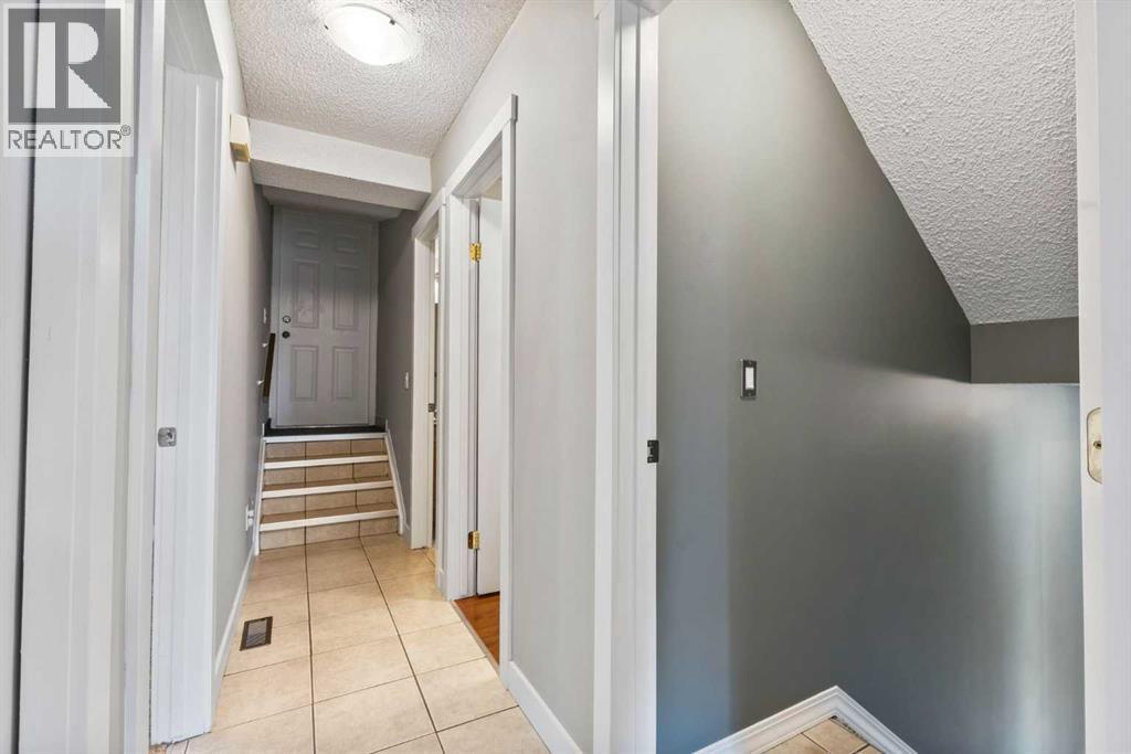 Single Family House 4 Level for Sale in  Edgebyne Crescent NW Edgemont Calgary 