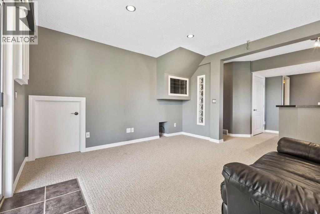Single Family House 4 Level for Sale in  Edgebyne Crescent NW Edgemont Calgary 