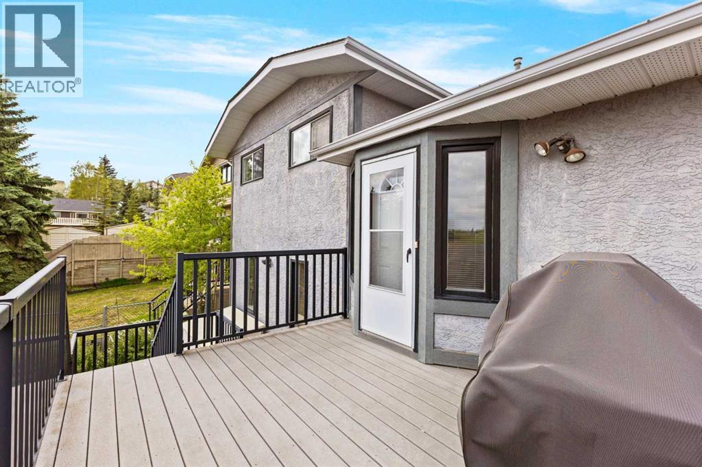 Single Family House 4 Level for Sale in  Edgebyne Crescent NW Edgemont Calgary 