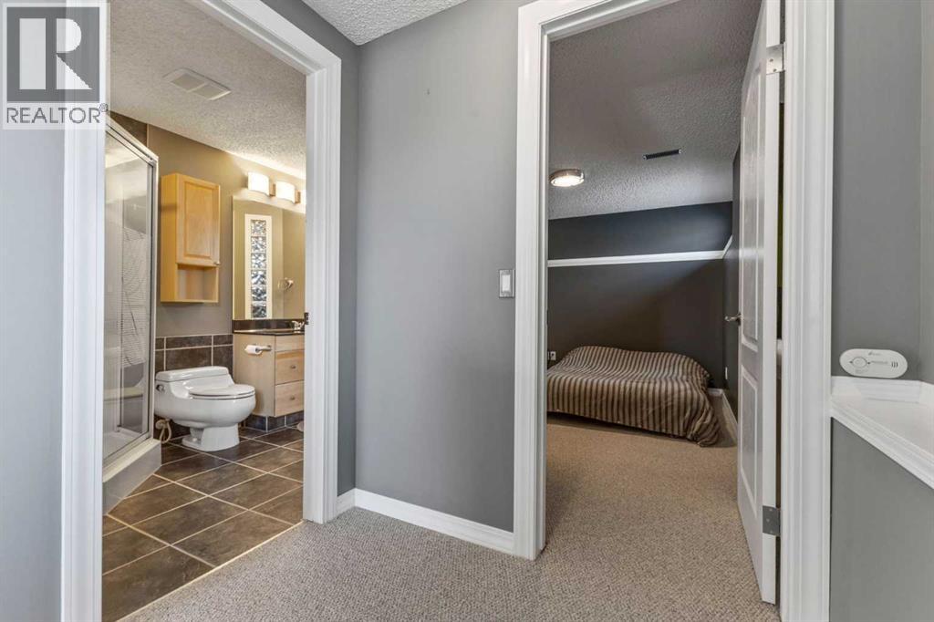 Single Family House 4 Level for Sale in  Edgebyne Crescent NW Edgemont Calgary 