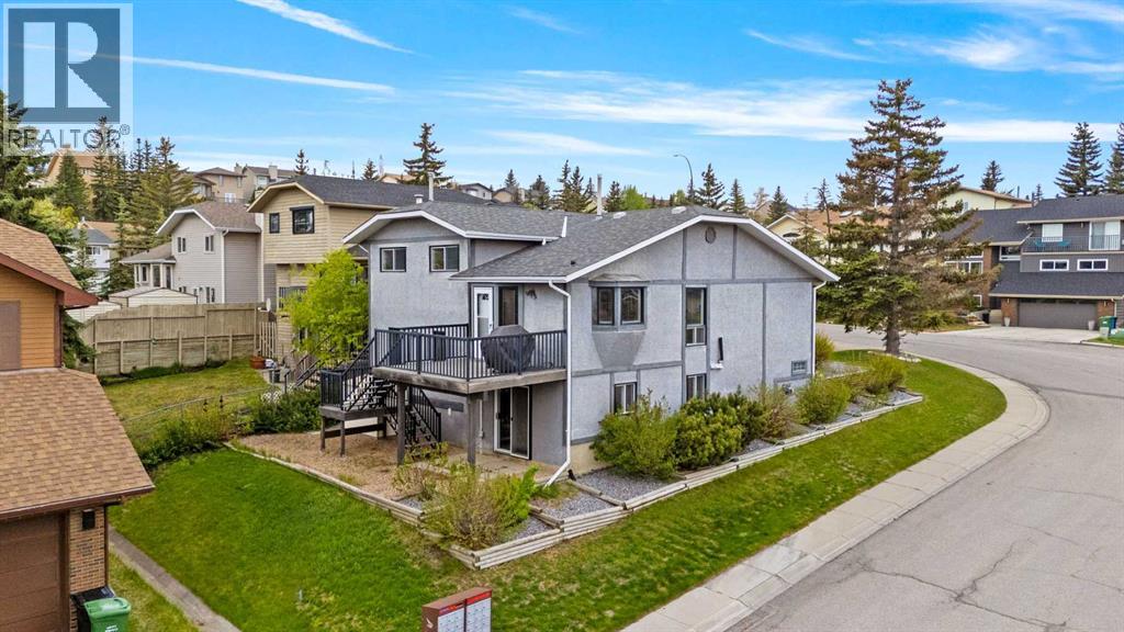 Single Family House 4 Level for Sale in  Edgebyne Crescent NW Edgemont Calgary 