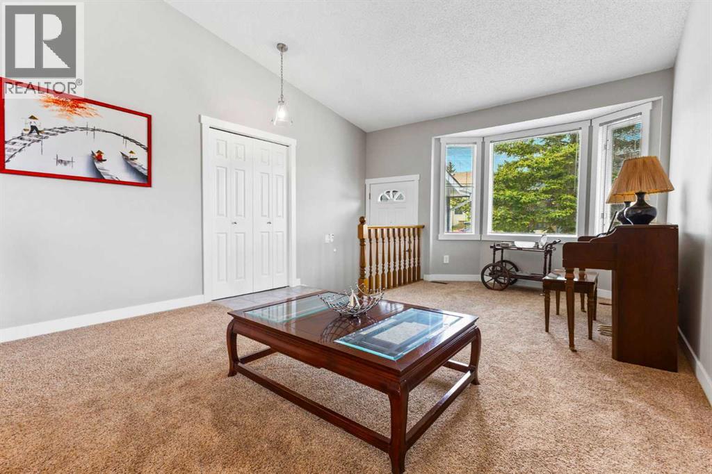 Single Family House 4 Level for Sale in  Edgebyne Crescent NW Edgemont Calgary 