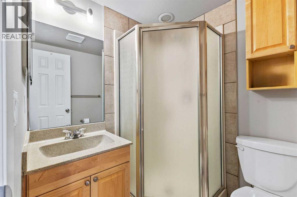 Single Family House 4 Level for Sale in  Edgebyne Crescent NW Edgemont Calgary 