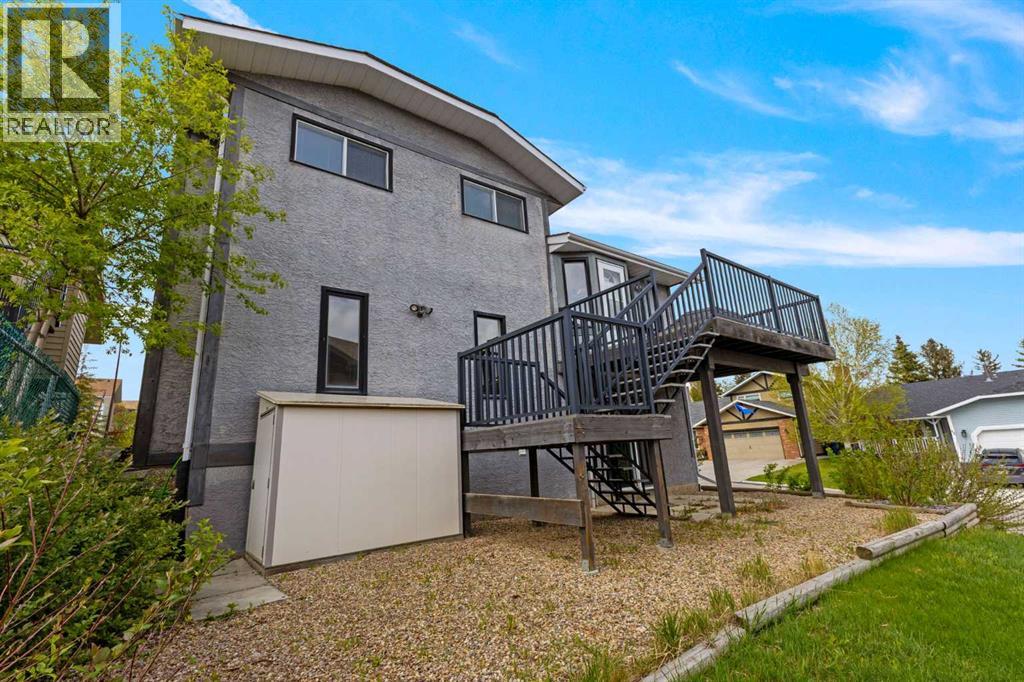 Single Family House 4 Level for Sale in  Edgebyne Crescent NW Edgemont Calgary 