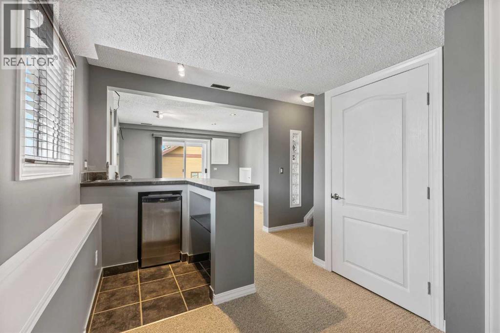 Single Family House 4 Level for Sale in  Edgebyne Crescent NW Edgemont Calgary 