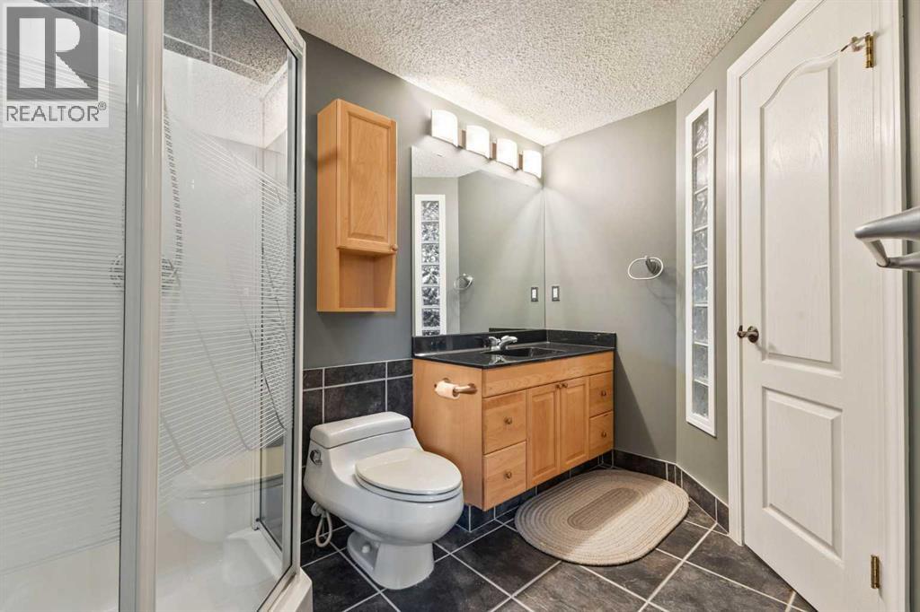 Single Family House 4 Level for Sale in  Edgebyne Crescent NW Edgemont Calgary 