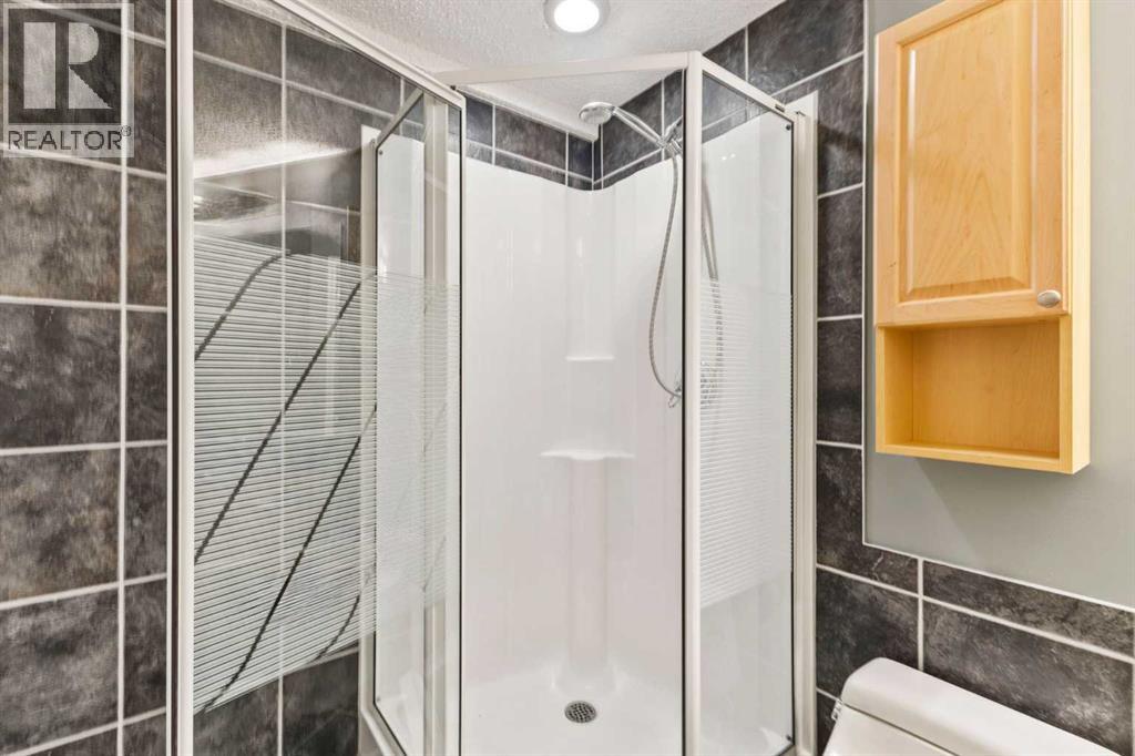Single Family House 4 Level for Sale in  Edgebyne Crescent NW Edgemont Calgary 