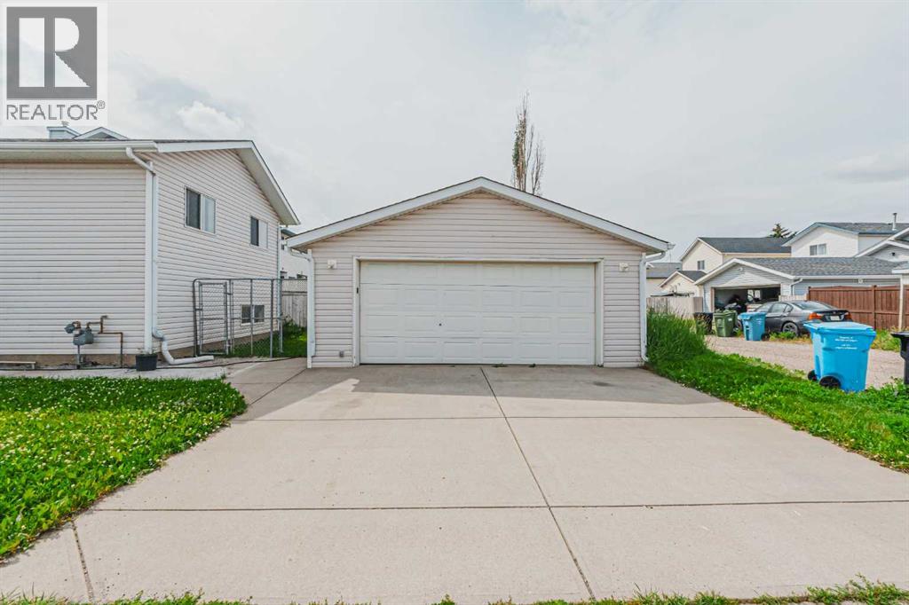 Single Family House Bi-level for Sale in  Appleside Close SE Applewood Park Calgary 