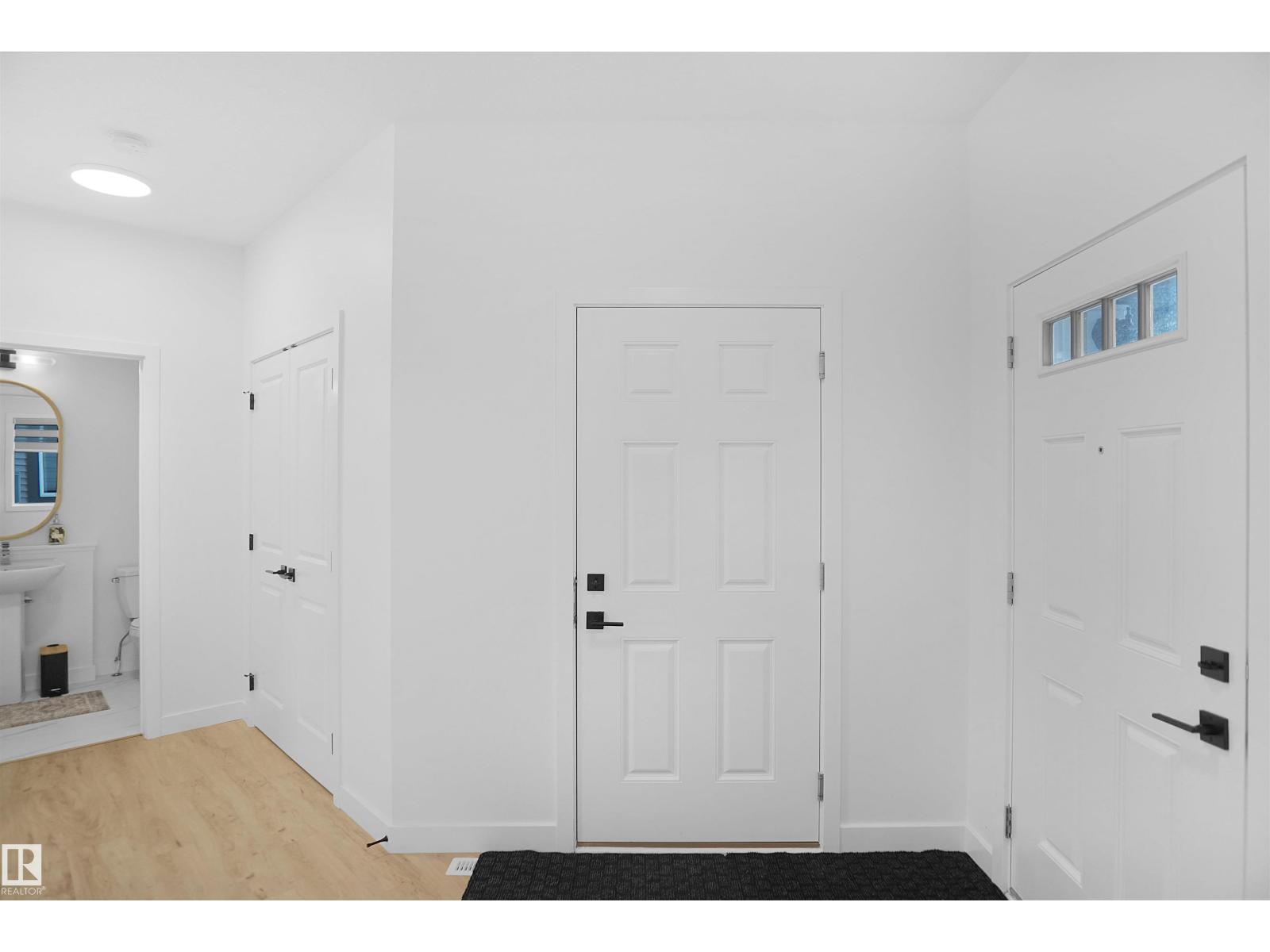 Photo 12 of 16230 19 Av Sw, Edmonton AB