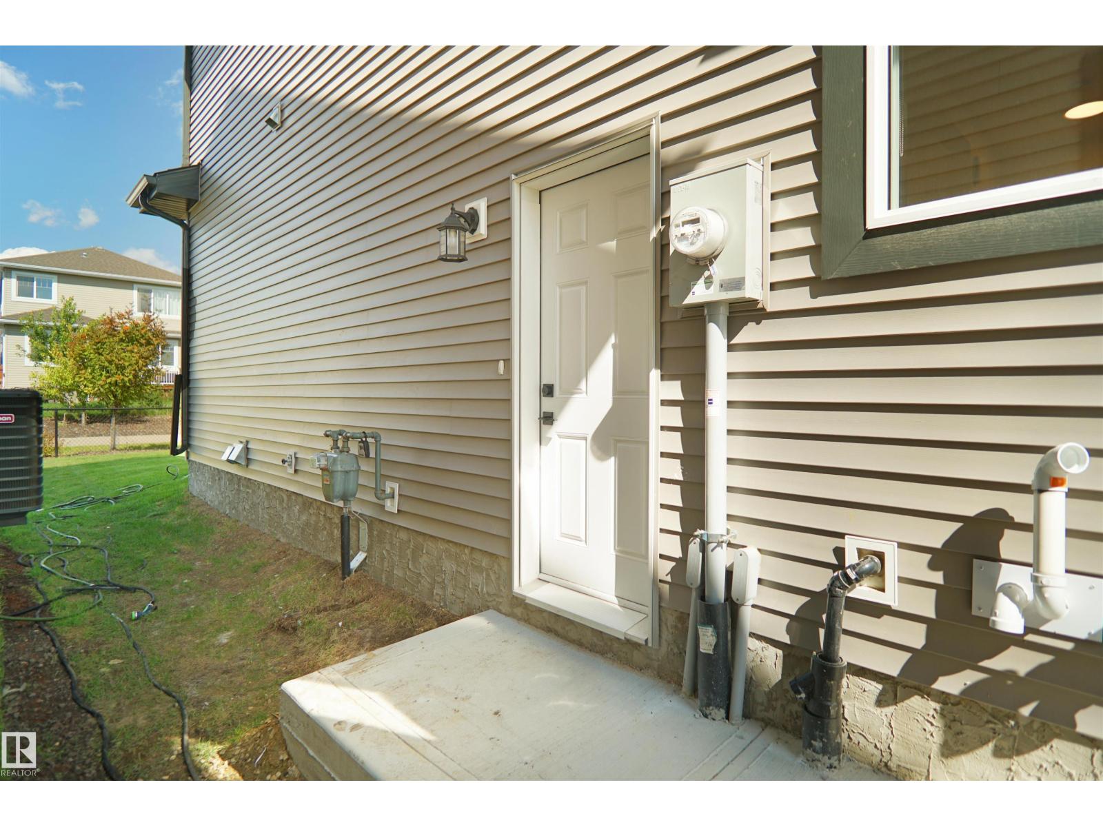 Photo 7 of 16230 19 Av Sw, Edmonton AB
