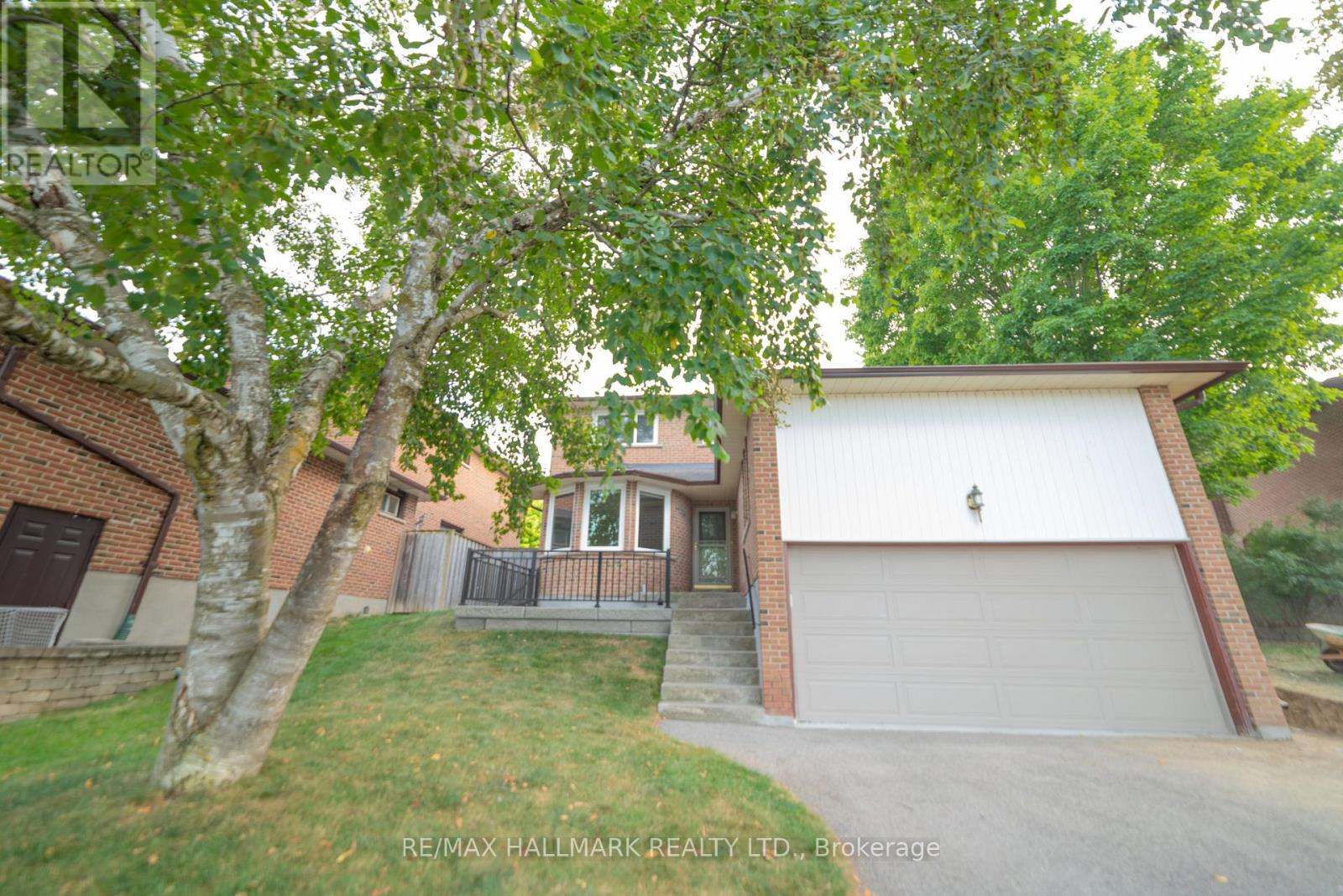 Photo 1 of Main 42 Portland Crescent, Newmarket ON