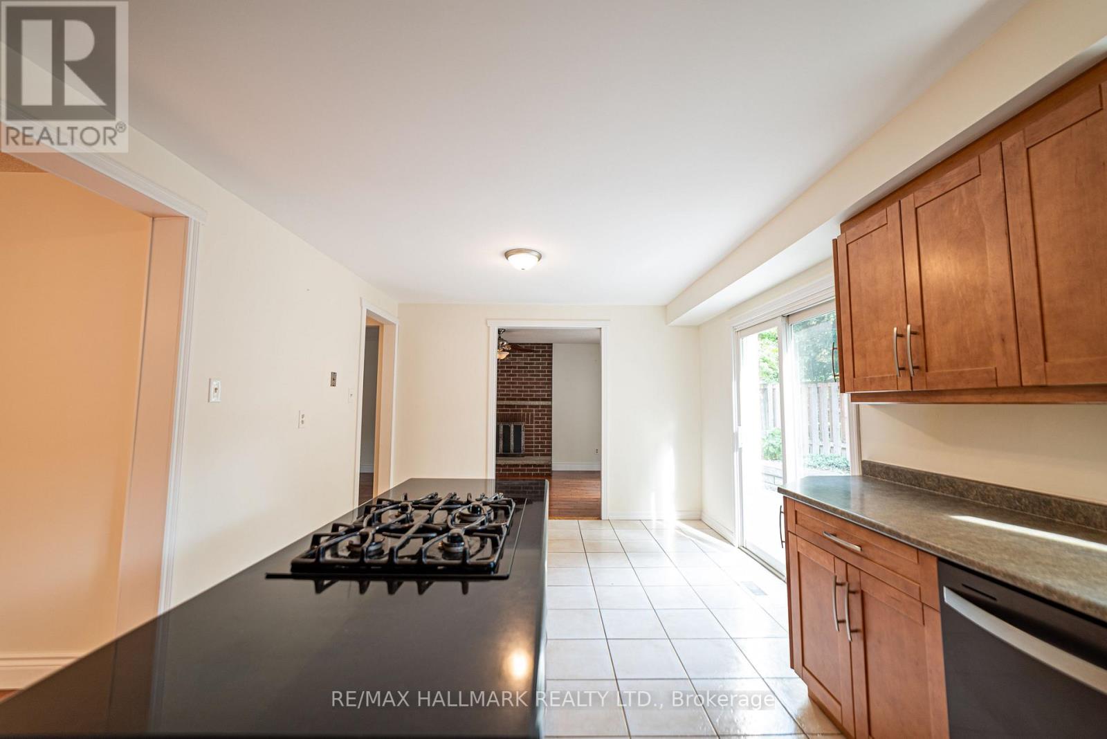 Photo 10 of Main 42 Portland Crescent, Newmarket ON